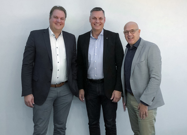  V. l. n. r.: Jens Hölper (Geschäftsführer Garant Holding GmbH), Sven Mischel (Vorstand SHK AG) und Marc Schulte (Geschäftsleiter Garant Bad + Haus) 