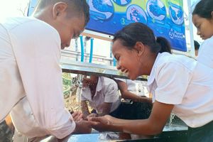  Die Wassertürme stellen sichere Wasserressourcen vor Ort bereit – und versorgen auch Schulkinder mit sauberem Trinkwasser. 