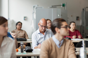  <div class="bildtext_1">Welche besonderen Leistungen bietet ein Handwerksbetrieb seinen Kunden, wie kommuniziert es diese? Referent Achim Rieker zeigt, wie die eigenen Leistungen nach außen positiv dargestellt werden, so dass der Endkunde sich ohne ständige Preisdiskussion für diesen Betrieb entscheidet. Bei dem Seminar „Wie wird mein Unternehmen zur Marke?“ erfahren die Teilnehmer, wie sie ihre Alleinstellungsmerkmale ausarbeiten und diese auf verschiedenen Kommunikationswegen, wie Homepages oder Imagebroschüren ihren Kunden vermitteln. </div> 