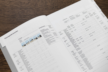  Besonders praxisorientiert: Die tabellarischen Planungshilfen machen Produktkombinationen, Zertifizierungen und Normen sowie Einsatzbereiche leicht erfassbar. 