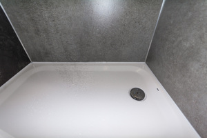  Insgesamt 150 maßgefertigte Bette-Duschwannen werden in die Bäder eingebaut. Die Duschbereiche sind aufgrund des glasierten Titanstahls enorm widerstandsfähig. 
