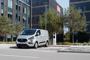  Der „Transit Custom Kastenwagen PHEV“ fährt bis zu 56 km rein elektrisch.  