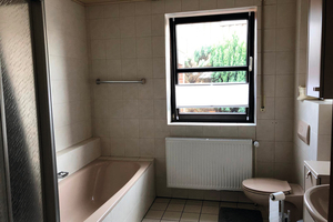  Bad vor der Sanierung: Badewanne mit hohem Einstieg 