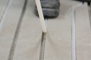  Die Fußbodenheizungsrohre werden ohne Aufbauhöhe direkt in den vorhandenen Estrich eingebracht. 
