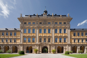  Das Klinikum Würzburg Mitte (KWM) im Fürstenbau setzt bei den Edelstahltreppen des Therapiebeckens auf „Grip AntiRutsch“. 