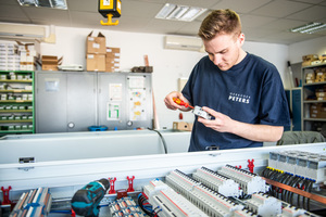  Arbeiten im Schaltschrankbau – höchste Präzession. 