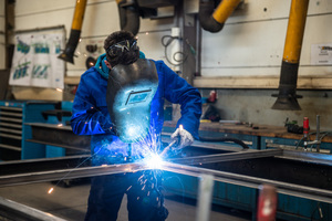  Safety First: Gebrüder Peters Mitarbeiter beim Schweißen. 