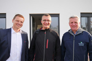  Für sein Bauprojekt suchte Christian Wolff (Mitte) kompetente Unter-stützung. Diese fand er bei Bauträger Bernd Brandis (rechts) und Bosch-Key-Account-Manager Gordon Zittlau (links). 