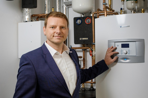  Um den KfW-40-plus-Standard zu erreichen, musste ein möglichst effizientes Wärmekonzept entwickelt werden. Bosch-Key-Account-Manager Gordon Zittlau riet zu der „Supraeco-Sole-Wärmepumpe STM60-1“ mit integriertem Warmwasserspeicher. 