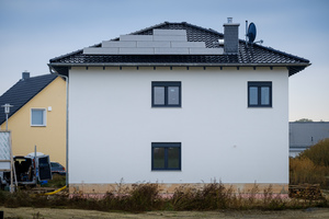  <div class="bildtext_1">Energiesparen auf 162 m<sup>2</sup>: Die Kombination aus Photovoltaikanlage sowie effizienten Heiz- und Lüftungstechniken macht das Eigenheim von Christian Wolff zum KfW-40-plus-Bau.</div> 