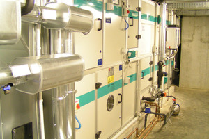  Adiabate Abluftkühlung mit Regenwasser, Klimaanlage im Institut Physik der Humboldt-Universität in Berlin Adlershof. 