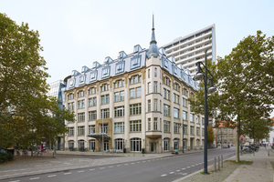  Haus mit Geschichte: Vor 120 Jahren als Büro- und Geschäftshaus errichtet, beherbergt das mehrstöckige Gründerzeitgebäude heute mit dem Alexander Plaza ein komfortables Vier-Sterne-Superior-Hotel.
 