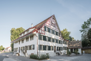  oben: Die malerische Stegenmühle wurde bereits 1378 erstmals in einer Urkunde erwähnt. Das denkmalgeschützte Gebäude wurde nun saniert und dient mit neun individuellen Maisonette-Wohnungen als Mehrfamilienhaus. 