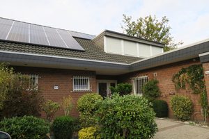  Das Einfamilienhaus aus dem Jahr 1980 erhielt ein komplett neues Heizkonzept. Gut zu erkennen ist die Photovoltaikanlage, die auch zum Betrieb der neuen Wärmepumpe genutzt wird. 