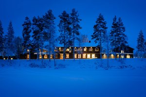  In der Arctic River Lodge in Schweden, nördlich des Polarkreises, decken zwei Sole-Wärmepumpen von Bosch den gesamten Warmwasser- und Heizwärmebedarf bei Außentemperaturen von bis zu -40 °C. 