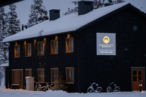  Die 1960 als Siedlung für Waldarbeiter gebaute Arctic River Lodge bietet heute unter dem Motto „Explore the North“ als außergewöhnliches Feriendomizil die Möglichkeit, die ursprüngliche Lebensweise der Einwohner Lapplands im Einklang mit der Natur zu erleben. 