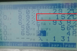  Display vom Abgasanalysegerät: Abgastemperatur von 152 °C 