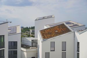  600 Panasonic „HIT“-Module mit 195 kWp Gesamtleistung sind auf den Dächern von Future Living Berlin installiert. Sie erzeugen CO2-freien Strom für die Luft-/Wasser-Wärmepumpen. 