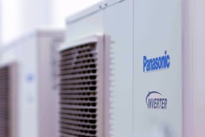  Zur Leistungssteigerung sind die Wärmepumpen in die „Aquarea Service Cloud“ eingebunden. Diese Konnektivität ermöglicht es Installateuren, die Wärmepumpen aus der Ferne zu verwalten und zu warten. 