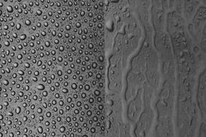  Eine Nano-Beschichtung (links) lässt Wassertropfen beinahe spurlos abperlen und sorgt so für maximale Hygiene. 