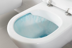  Die spülrandlose „DirectFlush“-Technologie von Villeroy &amp; Boch ermöglicht eine schnelle und gründliche Reinigung des WCs, da das gesamte Innenbecken sauber und spritzfrei gespült wird. 