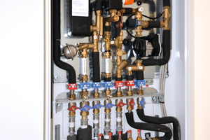  Das energieeffiziente Regelkonzept der Roth „FlatConnect“-Wohnungsstation gewährleistet gleichmäßige   Warmwasser­temperaturen und konstante Zapfraten für höchsten Nutzerkomfort. 