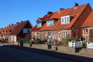  Ein Einfamilienhaus in einer Vorortsiedlung stellt ganz andere Herausforderungen an das Lüftungskonzept als ein Hochhaus mitten im Stadtzentrum, denn Einflussfaktoren wie Wind, Feinstaub oder Lärm sind unterschiedlich stark ausgeprägt. 