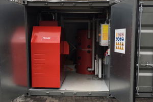  Ein Blick in den 20 Fuß großen Container, in dem sich der 75 kW starke Pelletskessel, ein Energiepufferspeicher mit 800 l Volumen, die Pumpengruppen für die beiden Heizkreise und die Pelletsbevorratung befindet. 