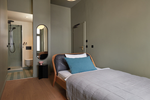  Der fließende Übergang zwischen Schlaf- und Badbereich lässt das durchgängige Farb- und Gestaltungskonzept gut erkennen. 