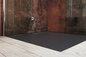  Sogar die eher in Architekten- und Designerkreisen beliebte Farbe Schwarz wird zunehmend auch im mittleren Preissegment für das Badezimmer nachgefragt. Im Bild: Duschfläche „Cayonoplan Multispace“ in „lavaschwarz matt“ von Kaldewei.  