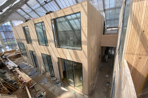  Ein Haus im Haus: Innenarchitekt und Bauherr Martin Klein-Wiele entschied sich dafür, ein Holzhaus in das Palmenhaus zu integrieren: Es galt sowohl den speziellen Rahmenbedingungen als auch den Vorgaben des Denkmalschutzes gerecht zu werden.  