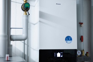  Ehepaar Maurer: Das wandhängende Innen-gerät der Daikin „Altherma 3 H HT“ mit einer Leistung von 16 kW wurde im ehemaligen Heizungskeller der Maurers montiert. 
