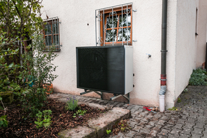  Das leise Außengerät der „Altherma 3 H HAT“ steht beim Ehepaar Freiburger direkt unter dem Schlafzimmerfenster. Das horizontale schwarze Frontgitter verdeckt den Ventilator und verleiht dem Außengerät eine moderne Optik. 