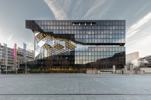  Eine offene, transparente und kommunikative neue Arbeitswelt setzt der von Rem Koolhaas entworfene und Ende 2019 fertiggestellte Axel-Springer-Neubau in Berlin in Szene. 