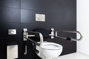  Das spülrandlose WC der Serie Geberit „Renova Comfort“ zeichnet sich durch eine größere Ausladung und bequem erreichbare Sitzhöhe aus. Hier kombiniert mit der mattchrom-lackierten Betätigungsplatte Geberit „Sigma10“. 