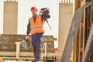  Auf vielen Baustellen wird heute erwartet, dass Beschäftigte mindestens eine Warnweste tragen. Für deren Sauberkeit und Schutzwirkung sorgt der Textilservice von MEWA. 