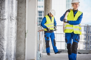  Die MEWA stattet Mitarbeiter im SHK-Handwerk von Kopf bis Fuß und für unterschiedliche Wetterlagen im Mietsystem aus. Die Kollektion „Dynamic Construct“ wird dabei auch in Damenmodellen angeboten. 