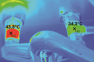  Thermografie einer Wandarmatur: Wird die Warmwasser-Zirkulation direkt an die Entnahmestelle geführt, findet über die Entnahmearmatur ein hygienekritischer Wärmeübergang auf die Kaltwasserseite statt. Diese Messung zeigt eine Kaltwassertemperatur von 34,3 °C. Empfohlen sind maximal 20 °C. 
