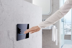  Bedienelemente ohne Handberührung verringern die Gefahr der Keimübertragung, wie zum Beispiel die berührungslose WC-Betätigungsplatte „Sigma80“ und die Wandarmatur „Piave“ von Geberit 