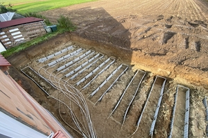  Eines der Projekte von Ibele Gebäudetechnik: Das Kollektorfeld umfasst etwa ein Drittel der beheizten Wohnfläche. Zehn GeoCollect-Module bilden einen Strang, der an den Verteiler angeschlossen ist. 