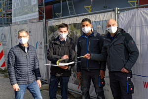  Teamarbeit als Qualitätssicherung: Nicht nur während der Planungsphase, sondern auch während der Projektabwicklung stehen Bauleiter Maximilian Goral (v. re.) und Ammar Veder mit den Viega-Verkaufsberatern Lars Drescher und Jörg Droste in ständigem Austausch. 