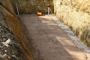  Nordseite der Schlossberghalle: Baugrube, nach Entnahme des alten Öltanks, für den Pelletspeicher vorbereitet mit 10-20 cm Sandauflage. 