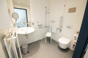  Der Anspruch der Klinikleitung des Klinikums Darmstadt, den Patienten einen Hotelcharakter zu bieten, spiegelt sich auch in den Badezimmern der Wahlleistungszimmer wieder. Hier folgte man den Empfehlungen des RKI und setzte spülrandlose WCs ein. 