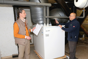  Die Luft-/Wasser-Wärmepumpe „TTL 13.5 I“ ist ideal für die Sanierung von Bestandsgebäuden geeignet. Das wissen auch Schlossbesitzer Helge J. Hager und René Aring, Geschäftsführer des Einbaubetriebs Aring Energie &amp; Wärme GmbH und Co. KG.  