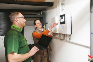  Haben die Steuerung im Blick: Schlossbesitzer Helge J. Hager und Mirco Hermann-Hartung vom technischen Vertrieb Nord-Ost des Wärmepumpenherstellers Tecalor.  