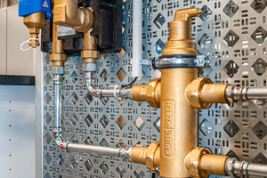  Drei Spirotech-Geräte – der Schlammabscheider „SpiroTrap“, der Mikroblasenabscheider „SpiroVent“ und die hydraulische Weiche „SpiroCross“ – zeigen, wie eine dauerhaft stabil funktionierende Anlage konzipiert wird. 