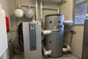  Modernste Technik in alten Gemäuern: Um Zirkulationsverluste zu verringern, arbeitet diese Wärmepumpe von Alpha Innotec sehr nah an den Verbrauchsstellen. 