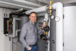  Taconova Managing Director Ralph Seewald in seinem Heizungskeller, umgeben von neu eingebauten Taconova Produkten, von der Frischwarmwasserstation bis hin zur „­TacoFlow2 eLink“-Heizungspumpe. 