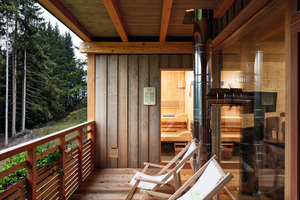  Neue „In-room-Wellness“-Konzepte bringen die Sauna vom allgemein genutzten Wellnessbereich in das eigene Hotelzimmer. „In-room“ muss aber nicht zwangsläufig im Inneren sein. In der Forsthofalm in Leogang ist Saunieren auf dem Balkon der privaten Suite mit traumhaftem Blick in die Natur möglich. 