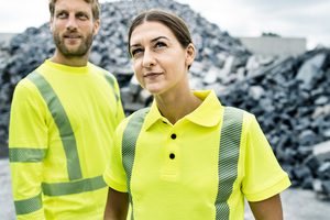  In seiner drei mehrfach zertifizierte Oberteile in Marine, Kornblau und Leuchtgelb-Marine an. Die Langarm-Poloshirts wie auch das Sweatshirt haben einen UPF 50+, der durch die Norm EN 13758-2 ermittelt wurde. 